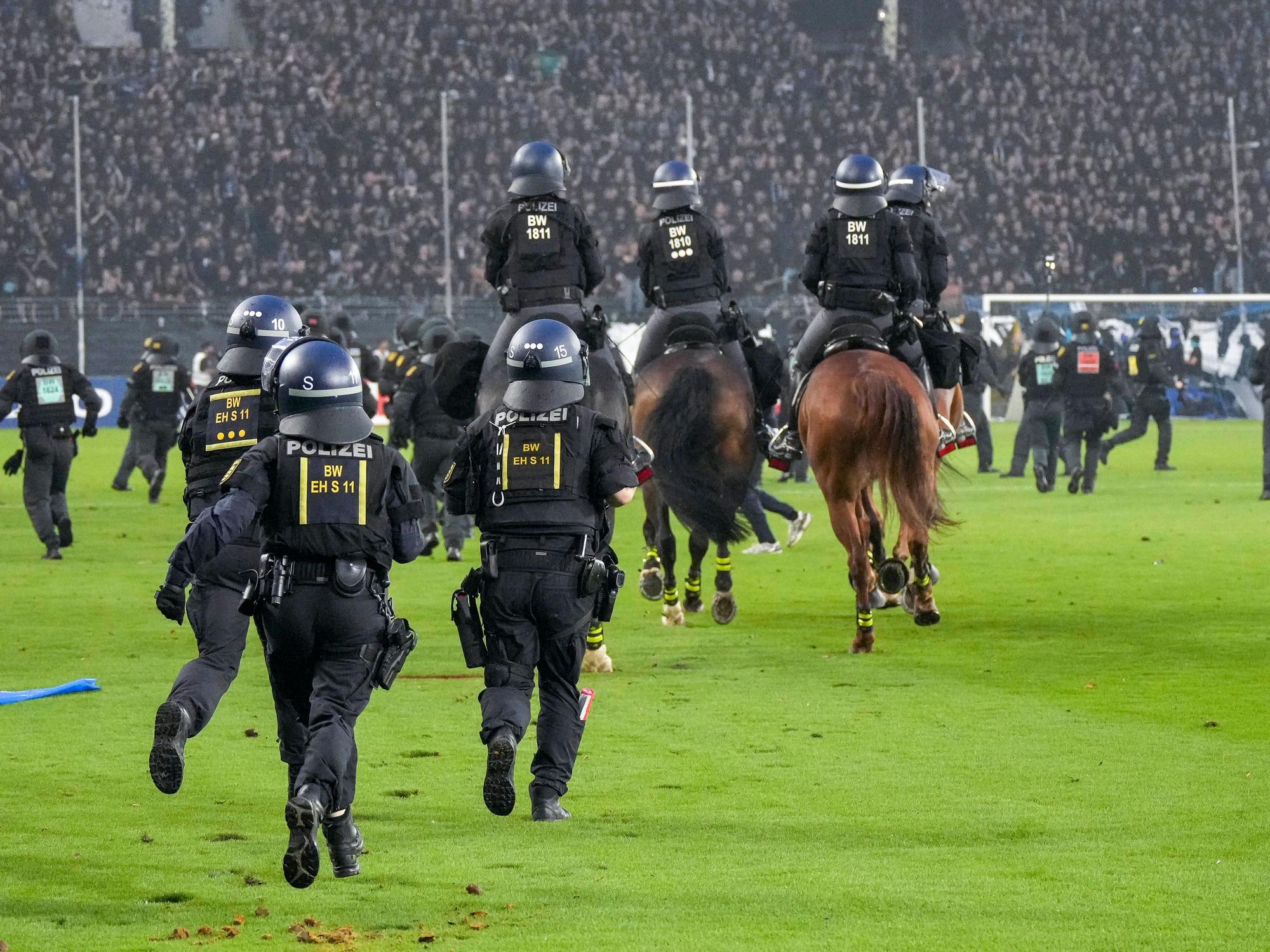 Teilweise berittene Polizei auf dem Spielfeld.