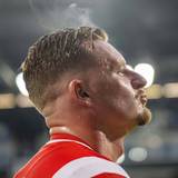 Marlon Ritter reagiert mit einem Kuss Richtung Mannheim-Fans, als er mit Gegenständen beworfen wird.