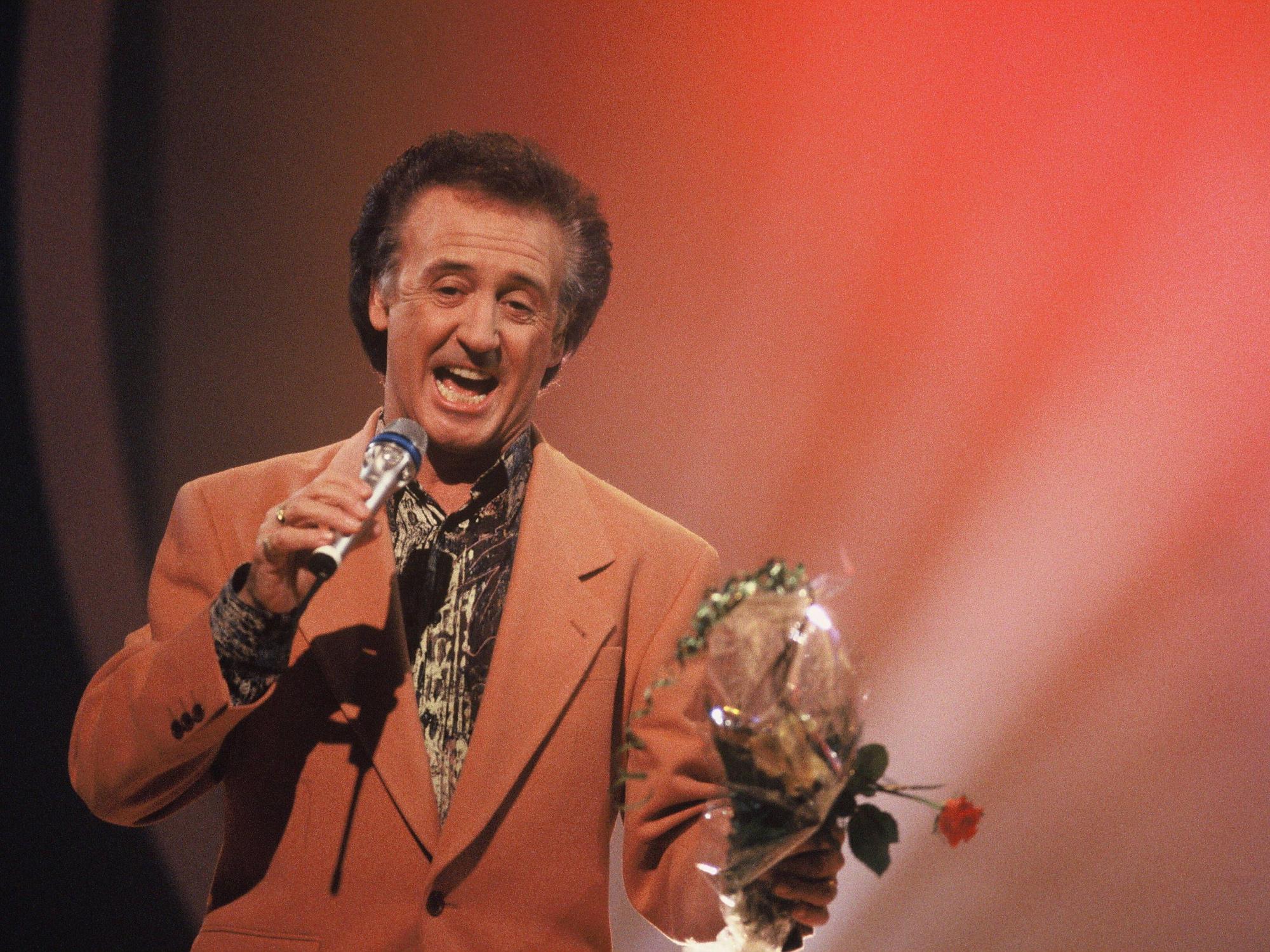 Tony Christie auf der Bühne.
