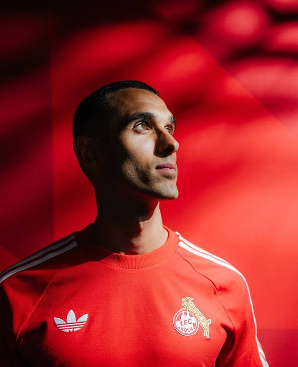 Ellyes Skhiri posiert im roten FC-Shirt.