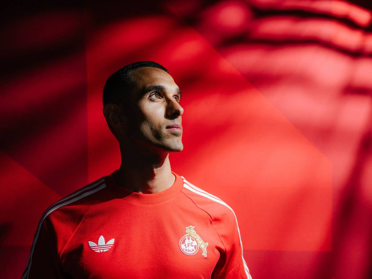 Ellyes Skhiri posiert im roten FC-Shirt.