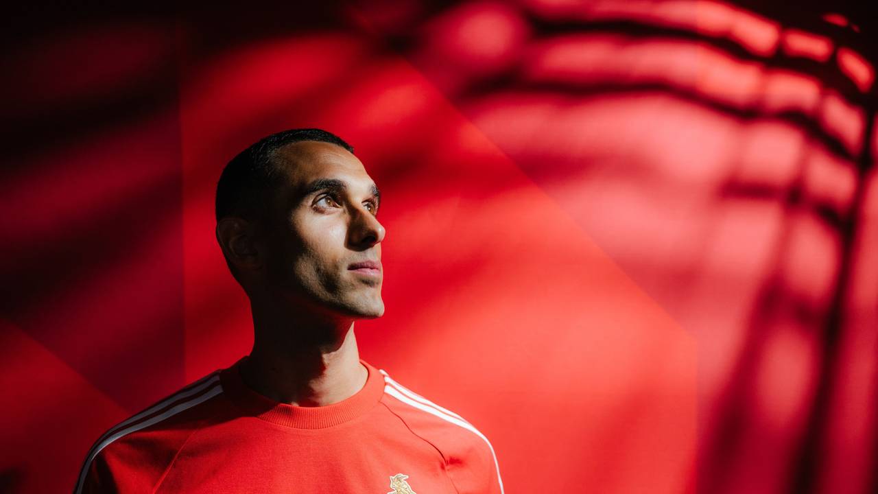 Ellyes Skhiri posiert im roten FC-Shirt.