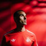 Ellyes Skhiri posiert im roten FC-Shirt.