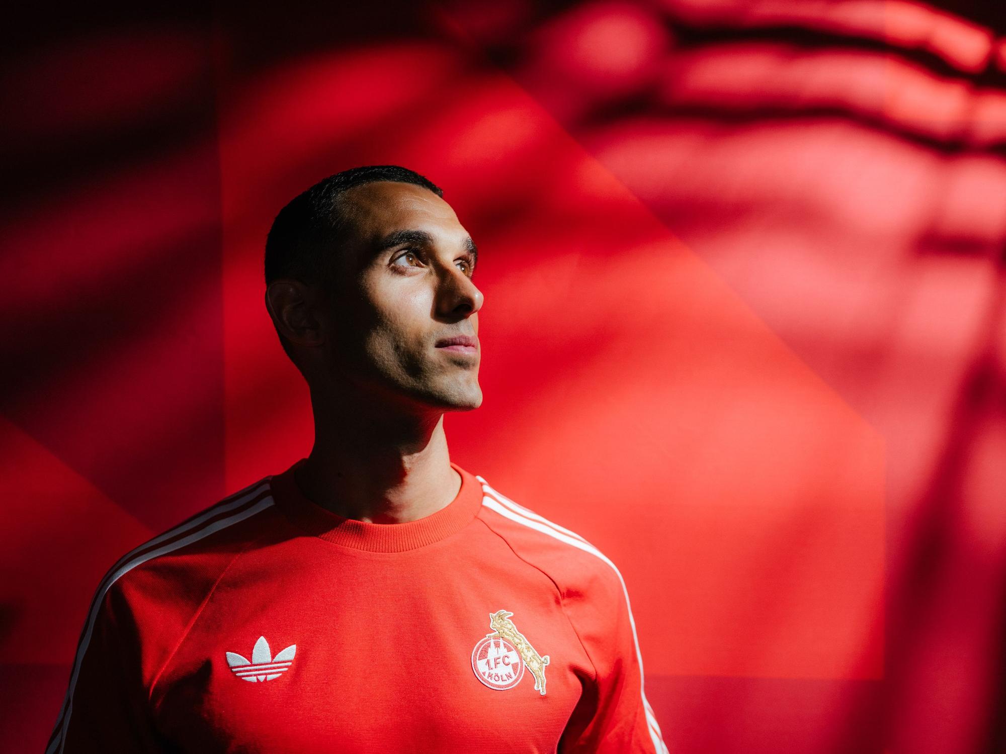 Ellyes Skhiri posiert im roten FC-Shirt.