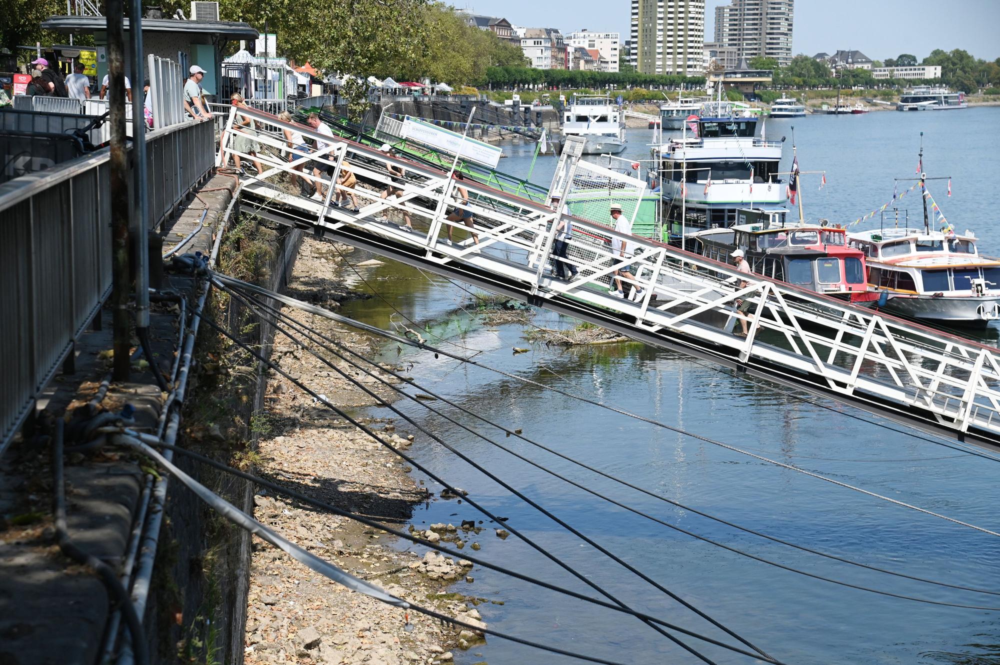 Dank des Regens steigt der Pegel am Rhein langsam wieder an. Von Normalzustand ist der Fluss aber noch weit entfernt.