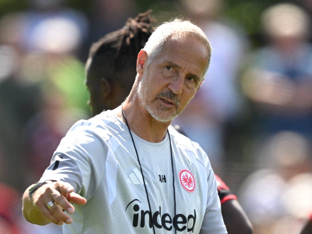 Adi Hütter leitet das erste Mannschaftstraining von Eintracht Frankfurt.