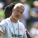 Adi Hütter leitet das erste Mannschaftstraining von Eintracht Frankfurt.