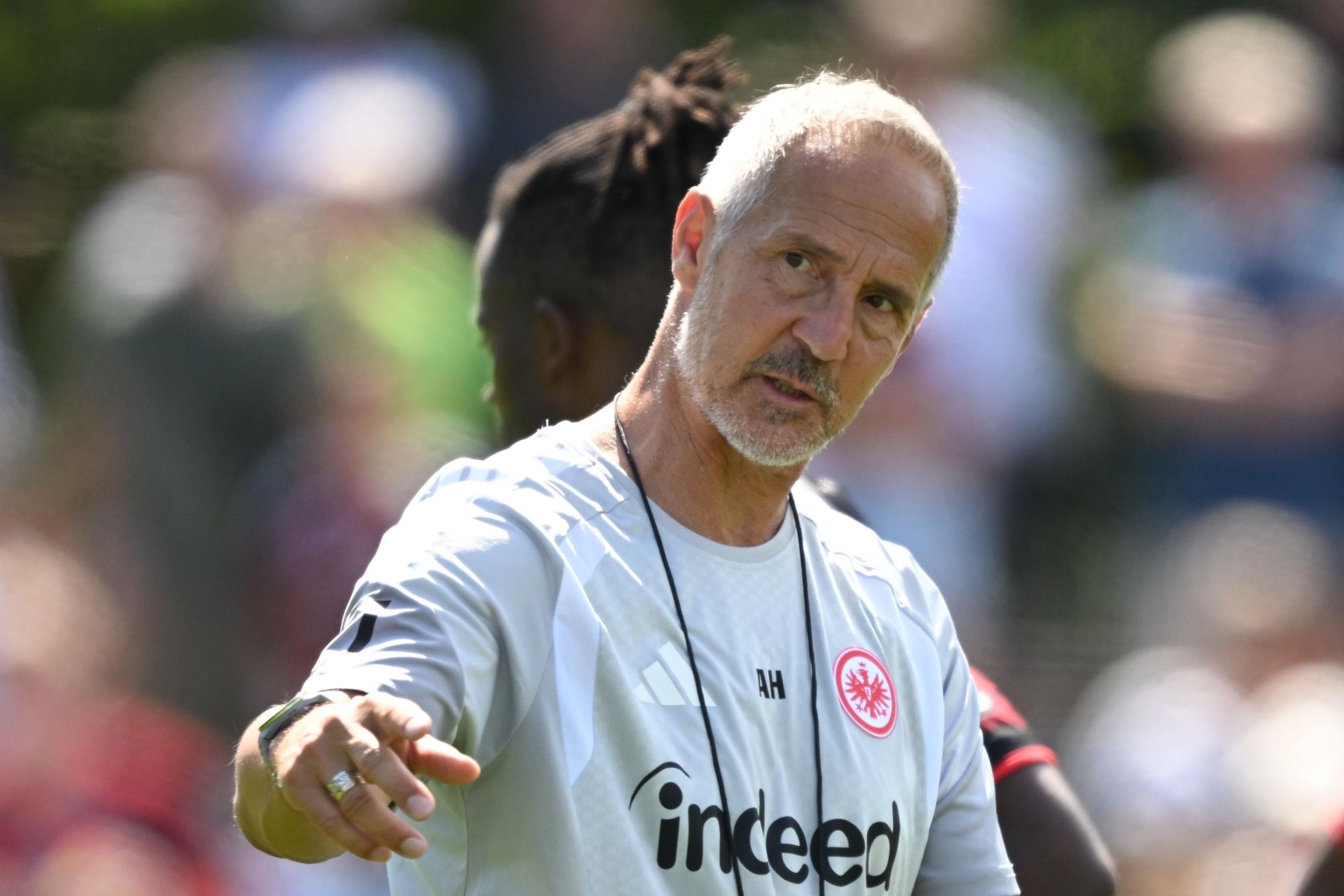 Adi Hütter leitet das erste Mannschaftstraining von Eintracht Frankfurt.