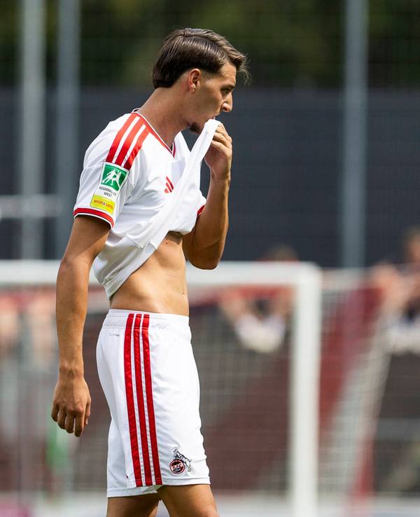 Malek El Mala wischt sich mit seinem Trikot über seinen Mund.