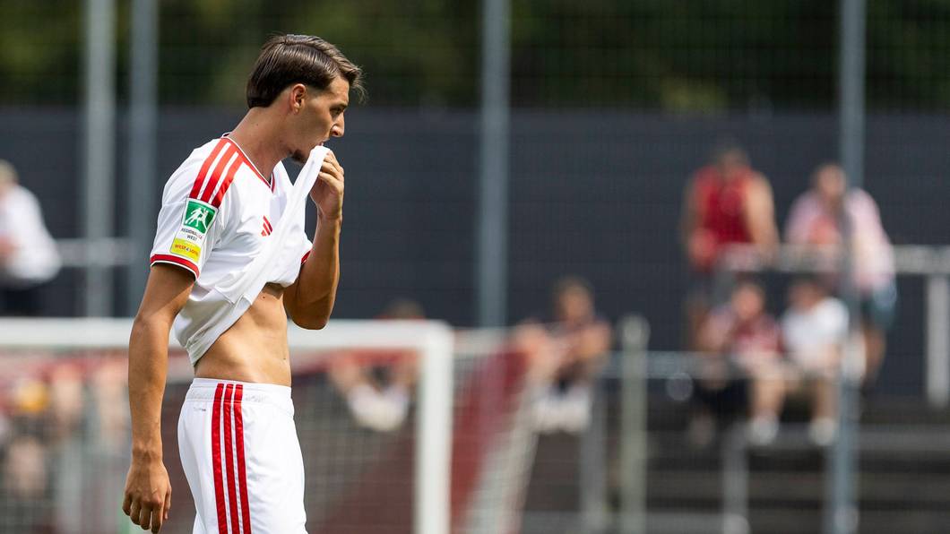 Malek El Mala wischt sich mit seinem Trikot über seinen Mund.