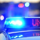 Auf einem Polizeifahrzeug warnt eine Leuchtschrift vor einer Unfallstelle.