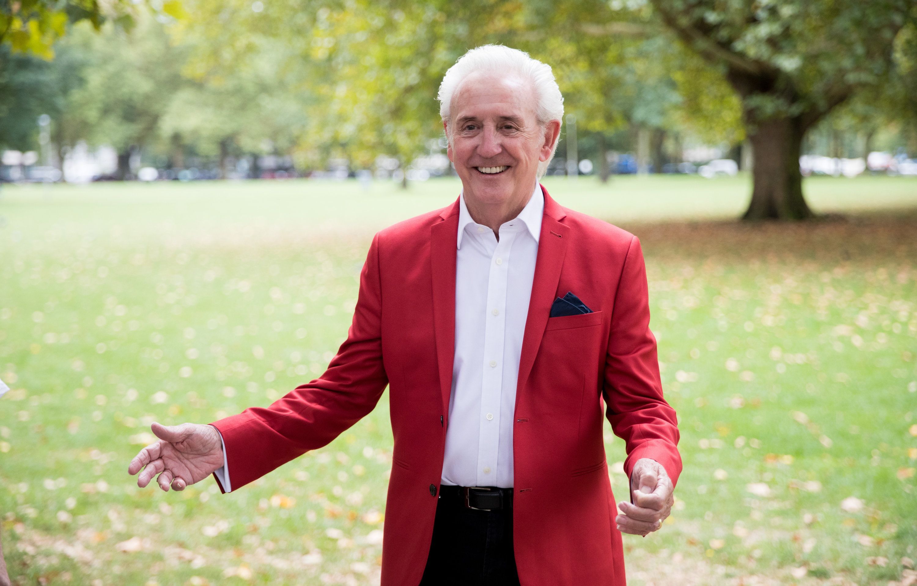 Schlagersänger Tony Christie steht bei einem Medientermin vor dem Hotel.