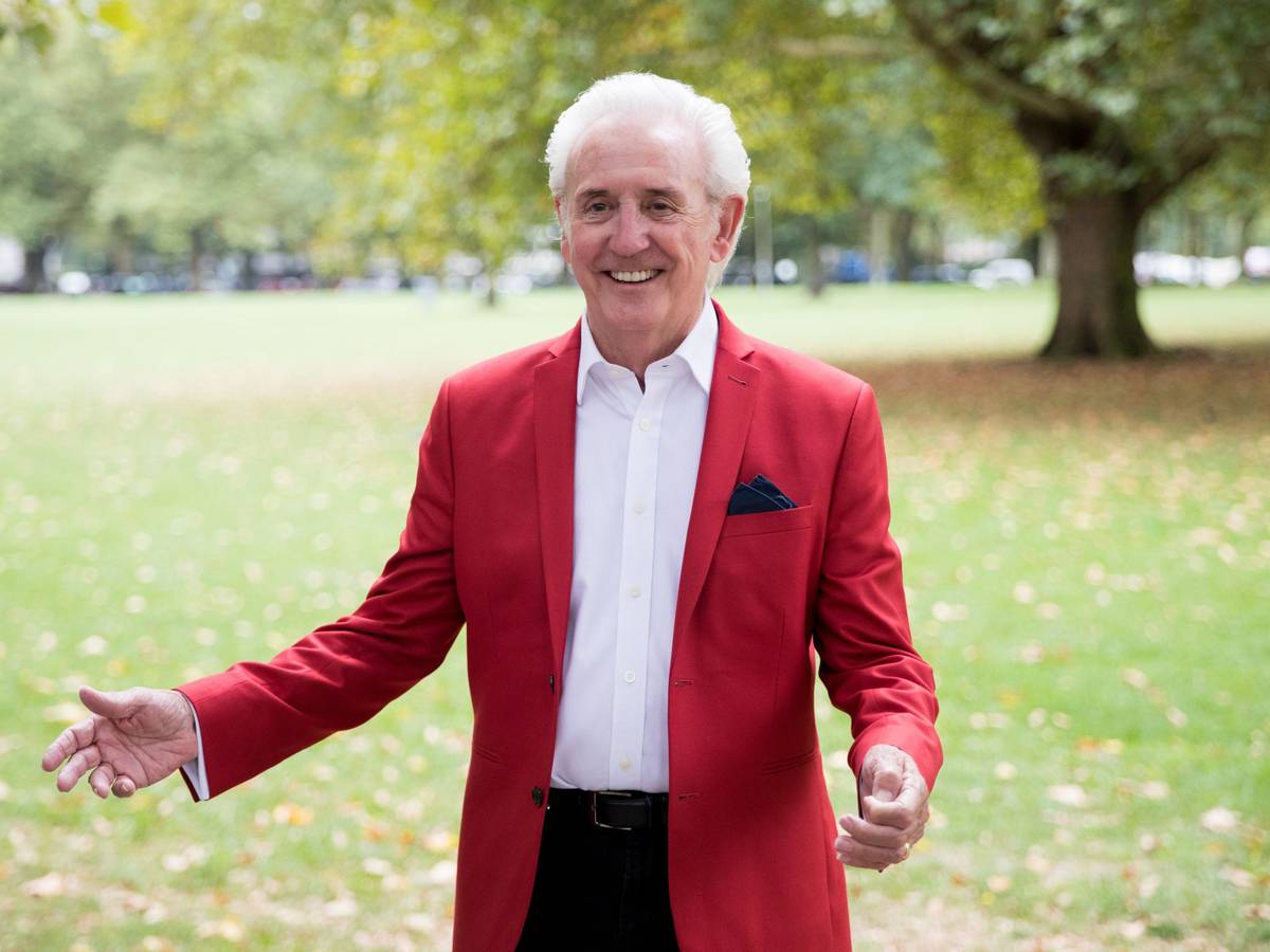 Schlagersänger Tony Christie steht bei einem Medientermin vor dem Hotel.