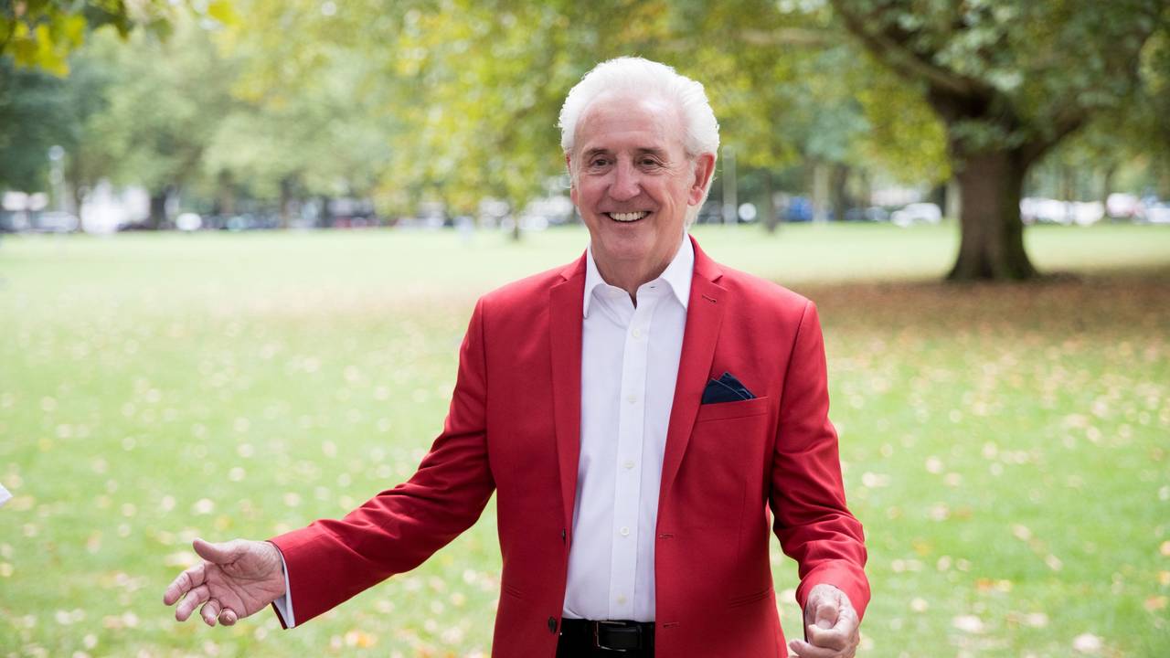 Schlagersänger Tony Christie steht bei einem Medientermin vor dem Hotel.