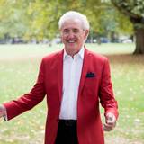 Schlagersänger Tony Christie steht bei einem Medientermin vor dem Hotel.