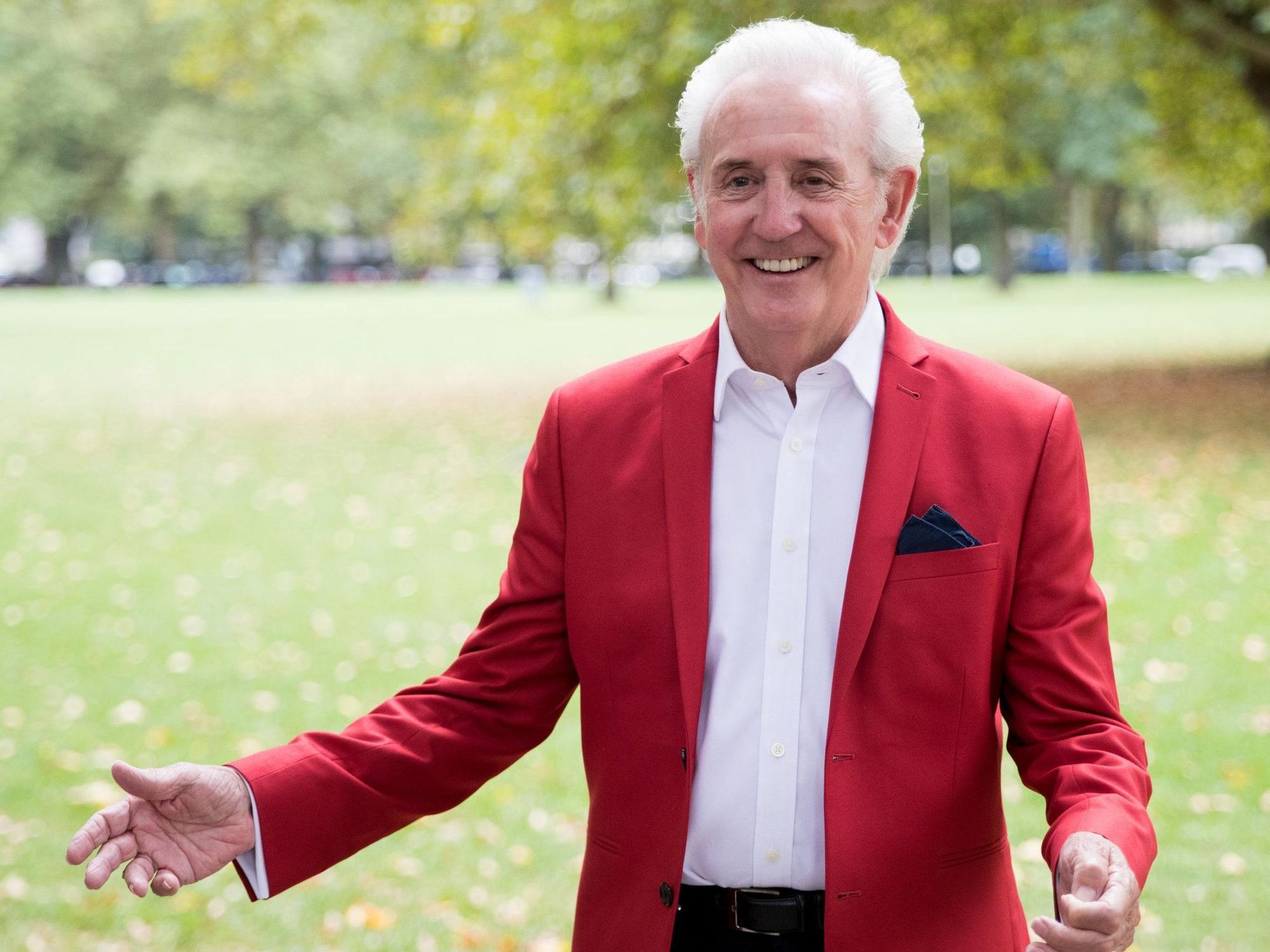 Schlagersänger Tony Christie steht bei einem Medientermin vor dem Hotel.