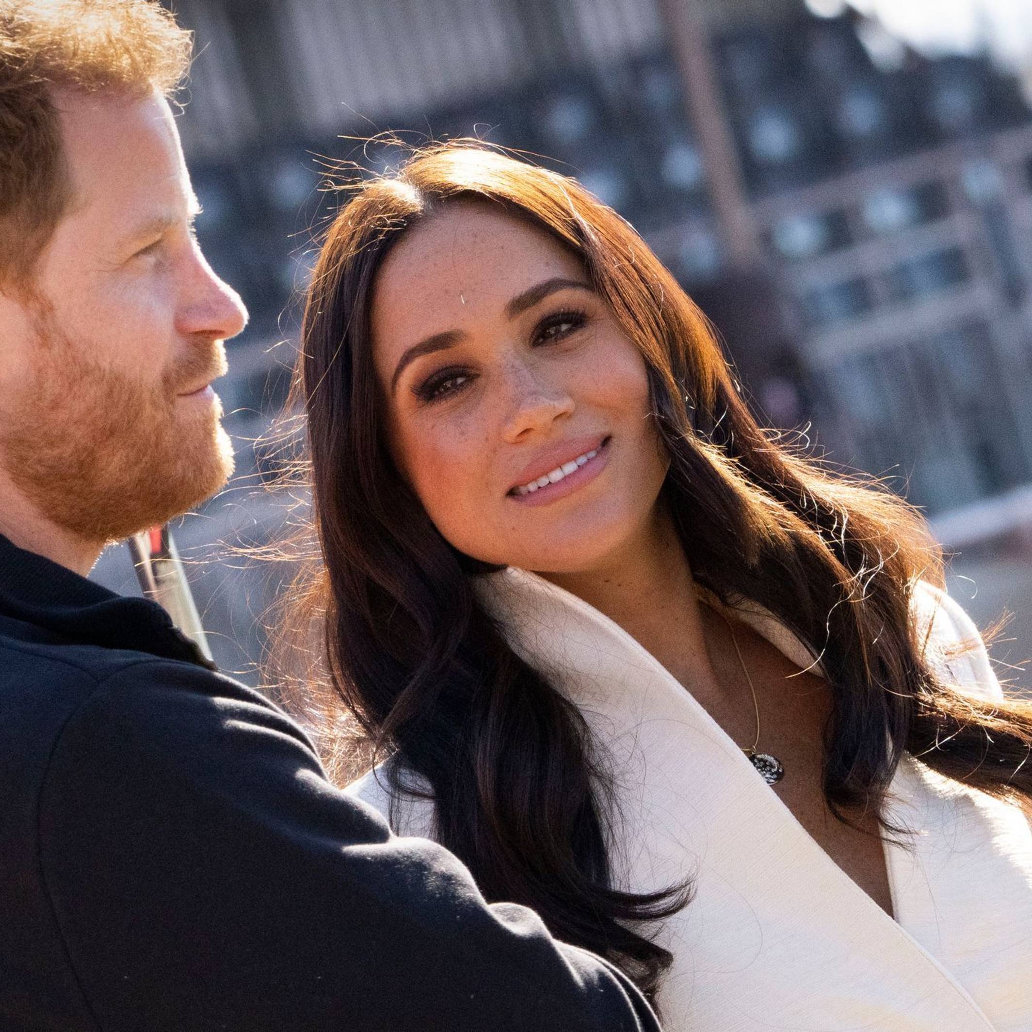 Prinz Harry und Meghan posieren.