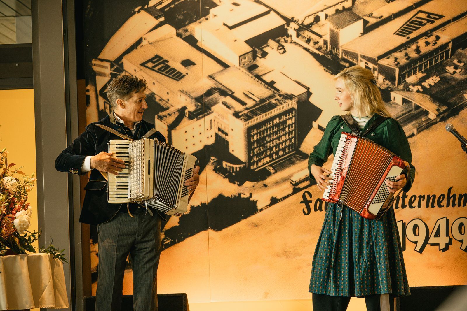 Ist die alte bayerische Welt an ihr Ende gekommen? Linda Bierwirth (Jule Hermann) liefert sich ein Akkordeon-Battle mit ihrem Patenonkel, dem Unternehmer Theo Meinhardt (Tobias Moretti). Doch die alten Traditionen, sowohl musikalisch wie auch in Sachen Geschäftsmodelle, werden sich bald wandeln. (Bild: ZDF/marc reimann)