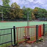Nichts los auf dem Bolzplatz– die „Kuhle“ ist aus Sicherheitsgründen gesperrt.