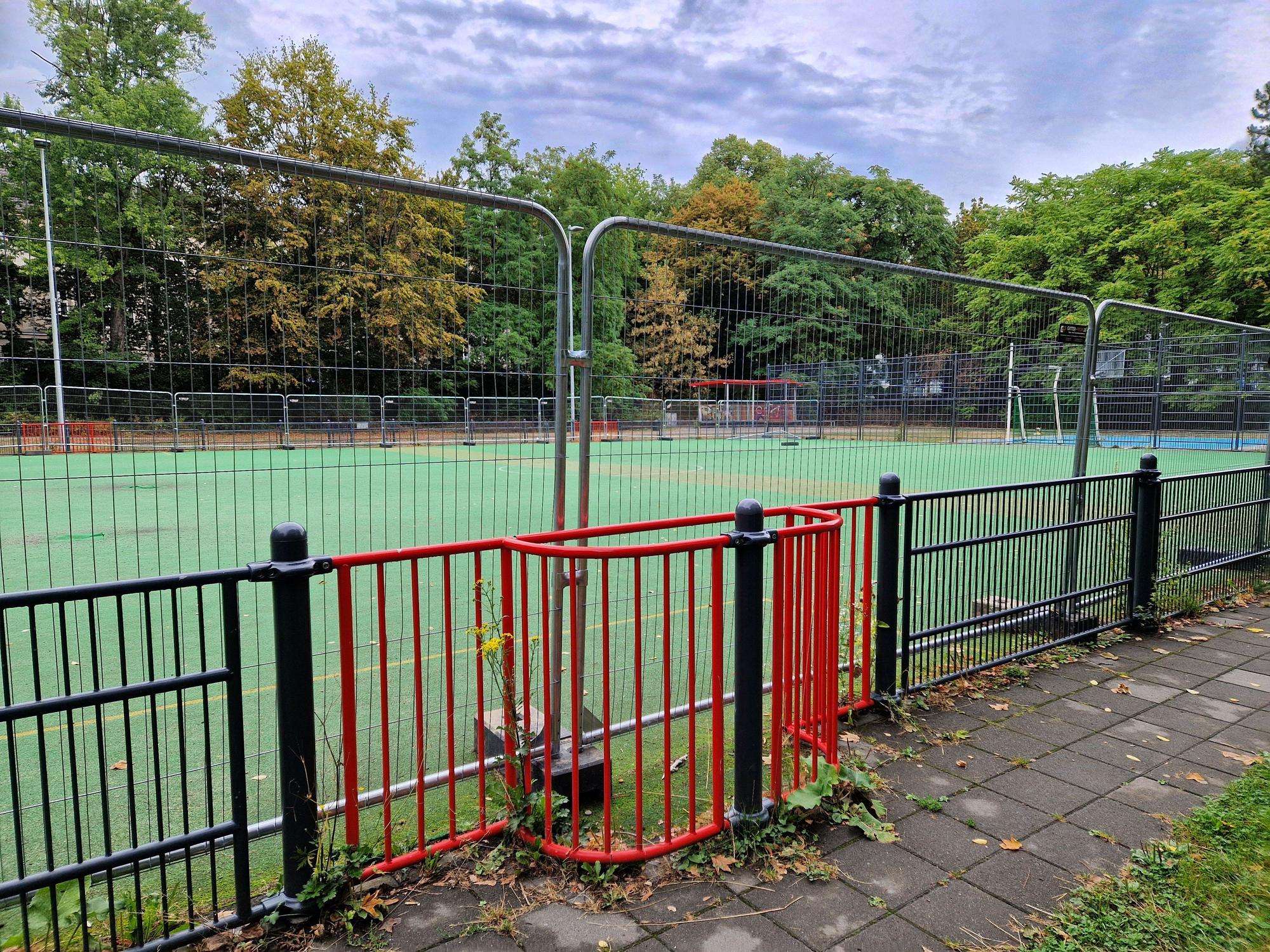 Nichts los auf dem Bolzplatz– die „Kuhle“ ist aus Sicherheitsgründen gesperrt.