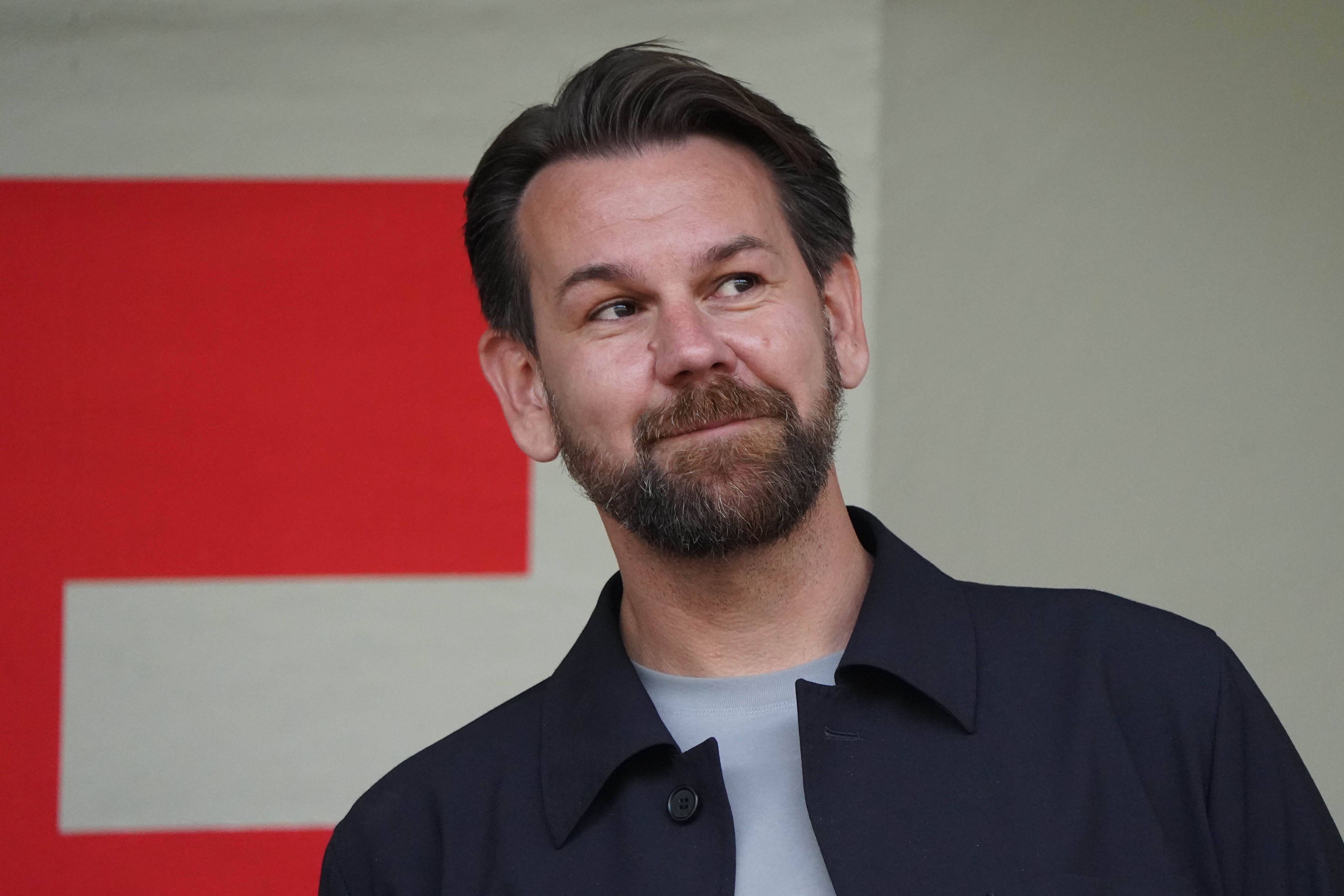 Thomas Kessler beobachtet lächelnd ein Testspiel.