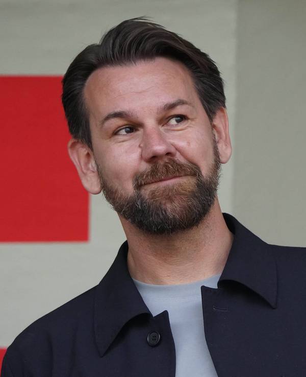 Thomas Kessler beobachtet lächelnd ein Testspiel.