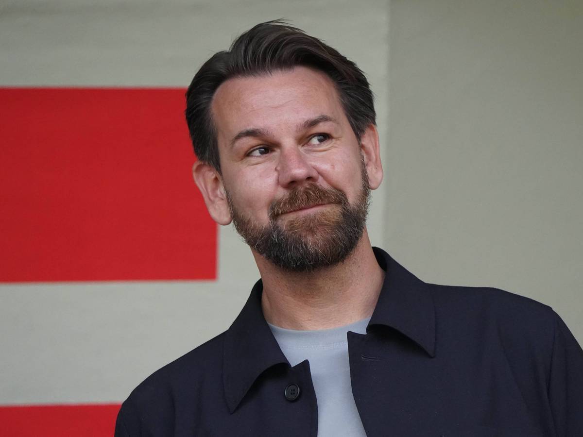 Thomas Kessler beobachtet lächelnd ein Testspiel.