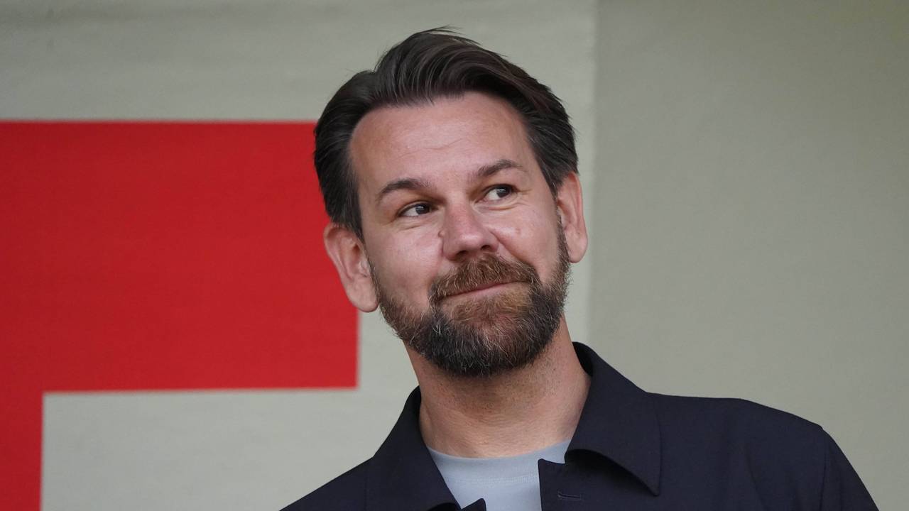 Thomas Kessler beobachtet lächelnd ein Testspiel.