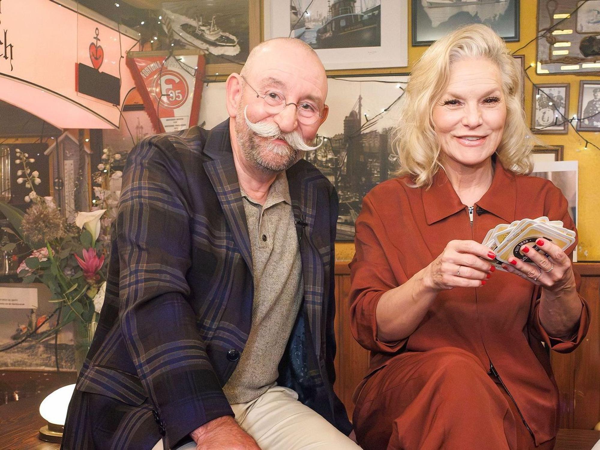 Horst Lichter ist ein Menschenfreund. Weil er Menschen gerne um sich hatte, wurde er Koch, erläuterte er Ina Müller bei seinem Besuch bei „Inas Nacht“. (Bild: NDR/ARD/Morris Mac Matzen)