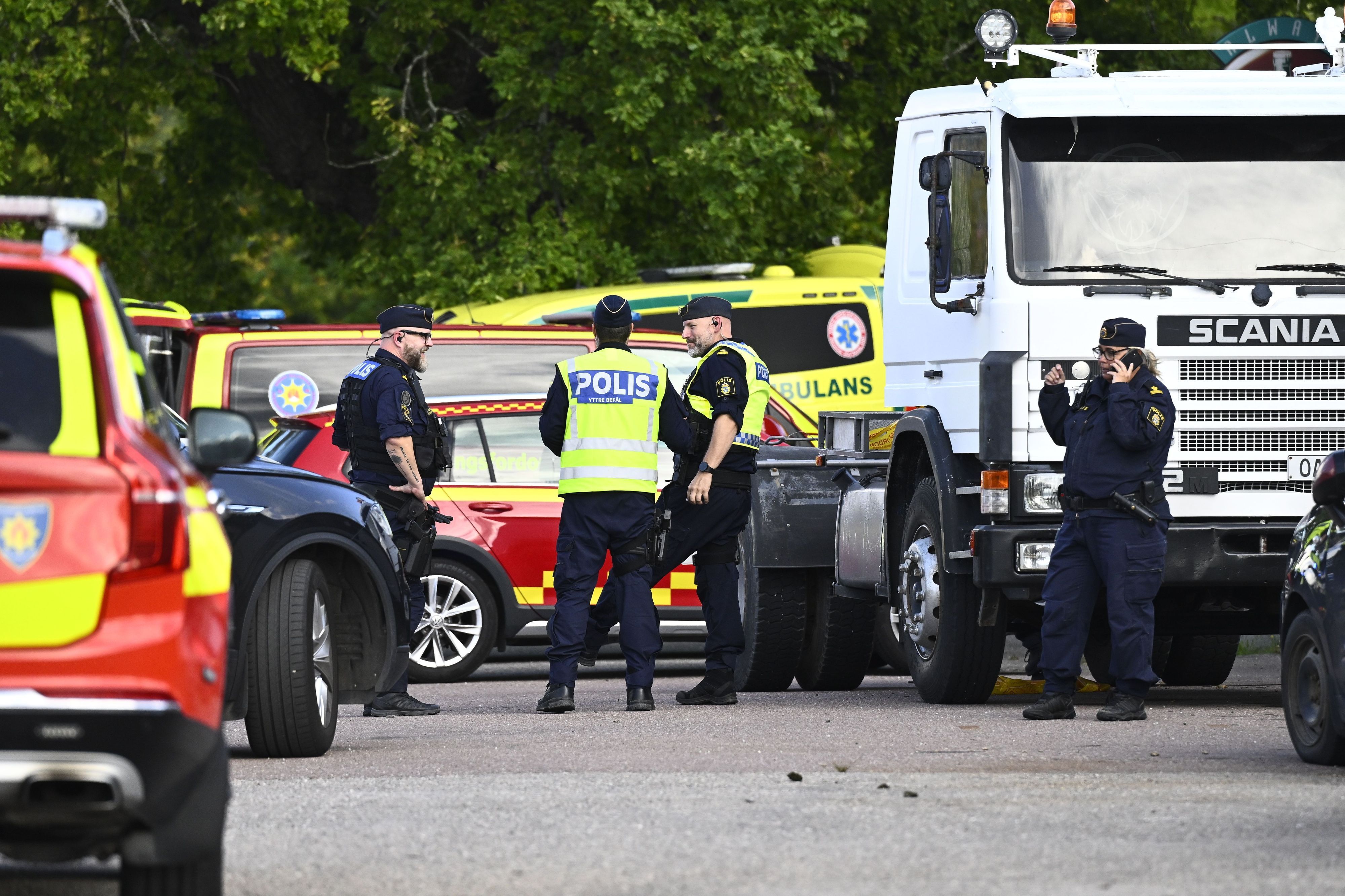 Polizei und Rettungskräfte im Einsatz vor der Brinellskolan. An einer Schule in Schweden hat eine Person mit einem Schwert mehrere Menschen verletzt. Der Täter befinde sich in Polizeigewahrsam, teilte die Kommune Fagersta nordwestlich von Stockholm mit.