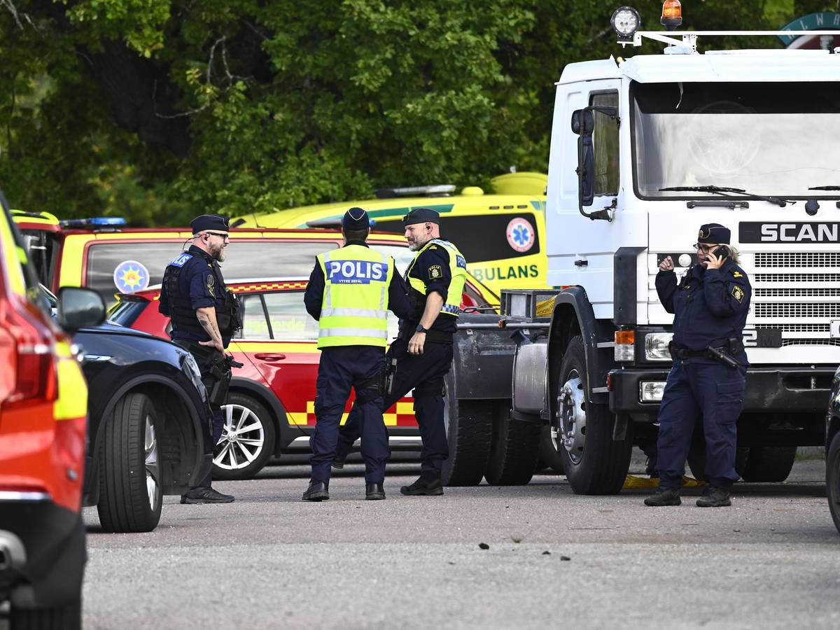 Polizei und Rettungskräfte im Einsatz vor der Brinellskolan. An einer Schule in Schweden hat eine Person mit einem Schwert mehrere Menschen verletzt. Der Täter befinde sich in Polizeigewahrsam, teilte die Kommune Fagersta nordwestlich von Stockholm mit.