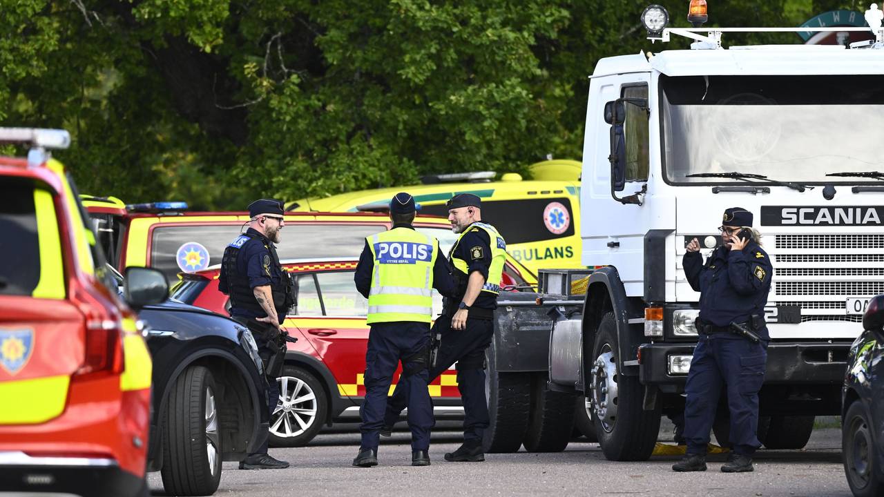 Polizei und Rettungskräfte im Einsatz vor der Brinellskolan.