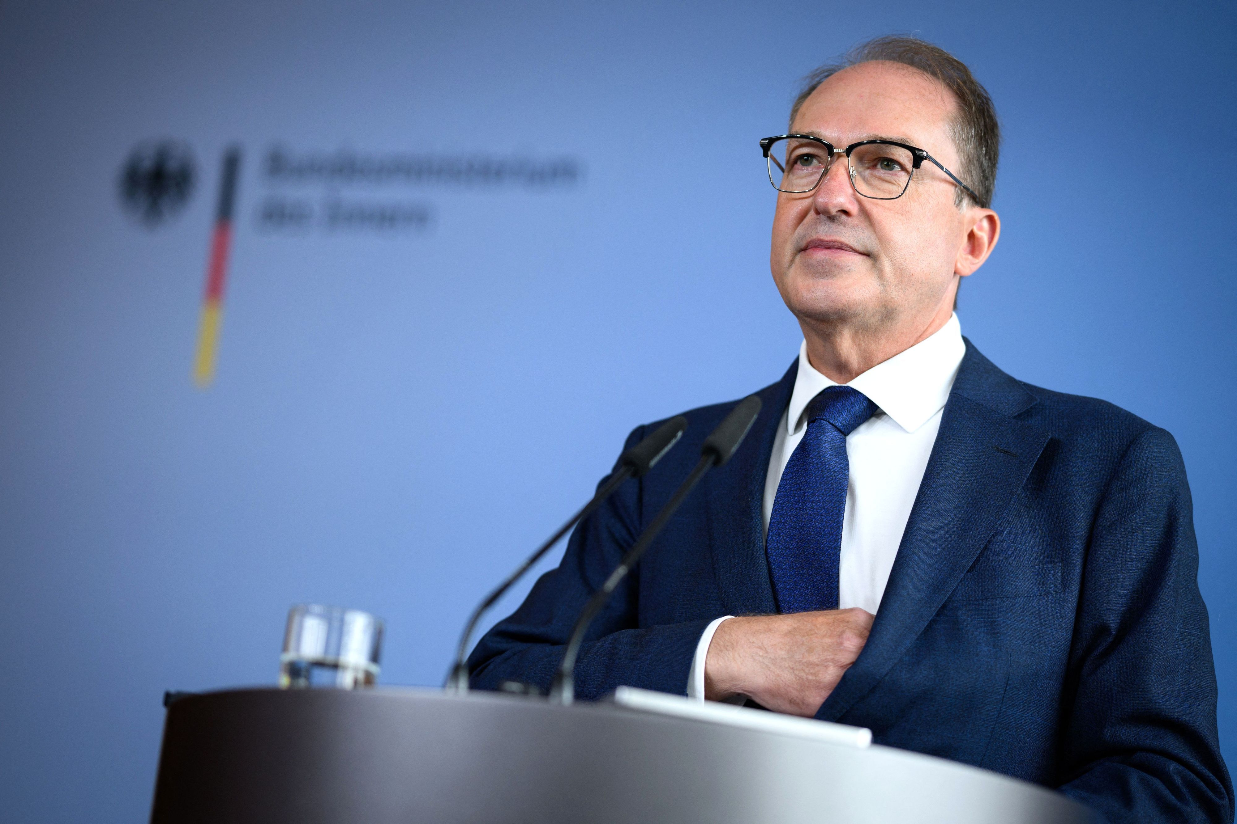 Bundesinnenminister Alexander Dobrindt (CSU) äußert sich in einer kurzfristig einberufenen Pressekonferenz zu den Ermittlungen nach einem Waffenfund.