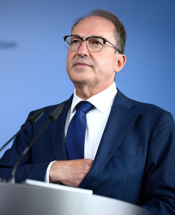 Bundesinnenminister Alexander Dobrindt (CSU) äußert sich in einer kurzfristig einberufenen Pressekonferenz zu den Ermittlungen nach einem Waffenfund.