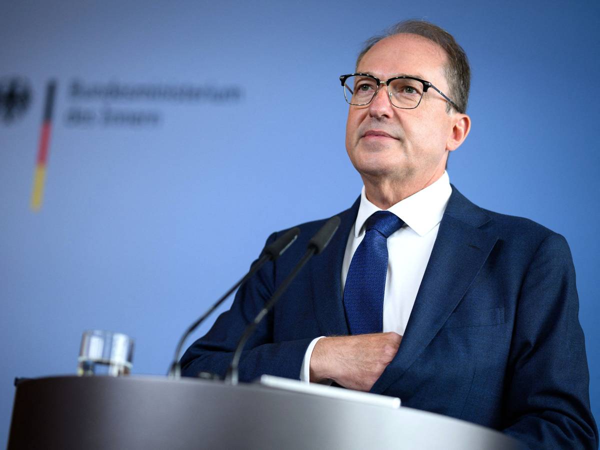 Bundesinnenminister Alexander Dobrindt (CSU) äußert sich in einer kurzfristig einberufenen Pressekonferenz zu den Ermittlungen nach einem Waffenfund.