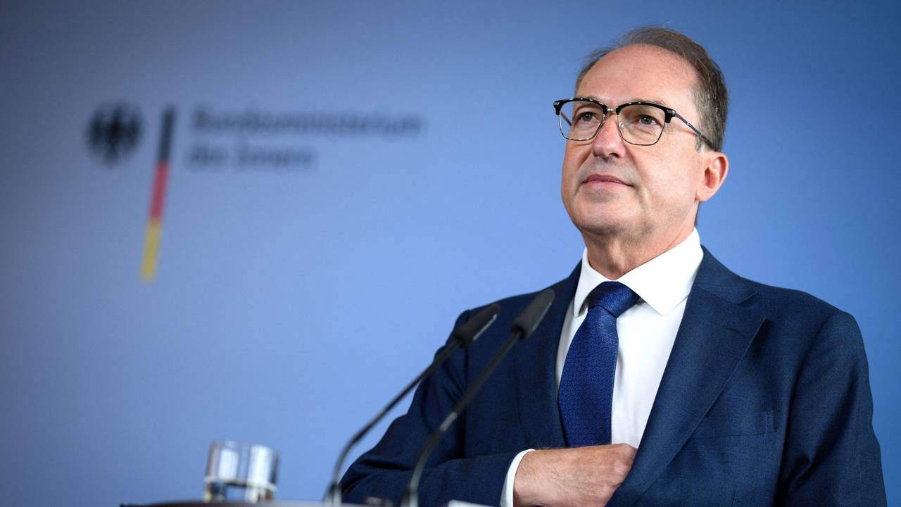Bundesinnenminister Alexander Dobrindt (CSU) äußert sich in einer kurzfristig einberufenen Pressekonferenz zu den Ermittlungen nach einem Waffenfund.