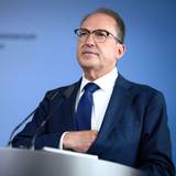 Bundesinnenminister Alexander Dobrindt (CSU) äußert sich in einer kurzfristig einberufenen Pressekonferenz zu den Ermittlungen nach einem Waffenfund.
