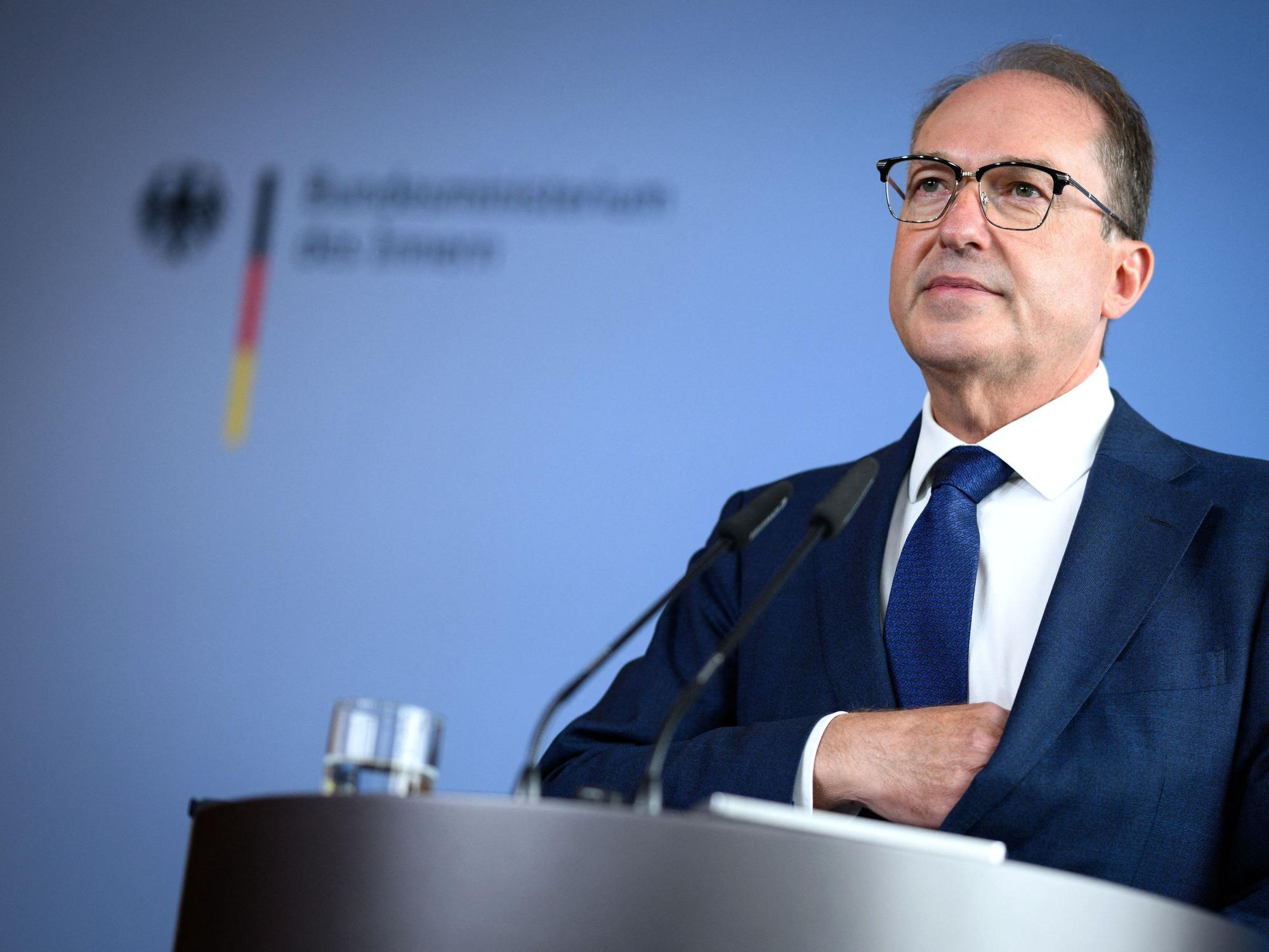 Bundesinnenminister Alexander Dobrindt (CSU) äußert sich in einer kurzfristig einberufenen Pressekonferenz zu den Ermittlungen nach einem Waffenfund.