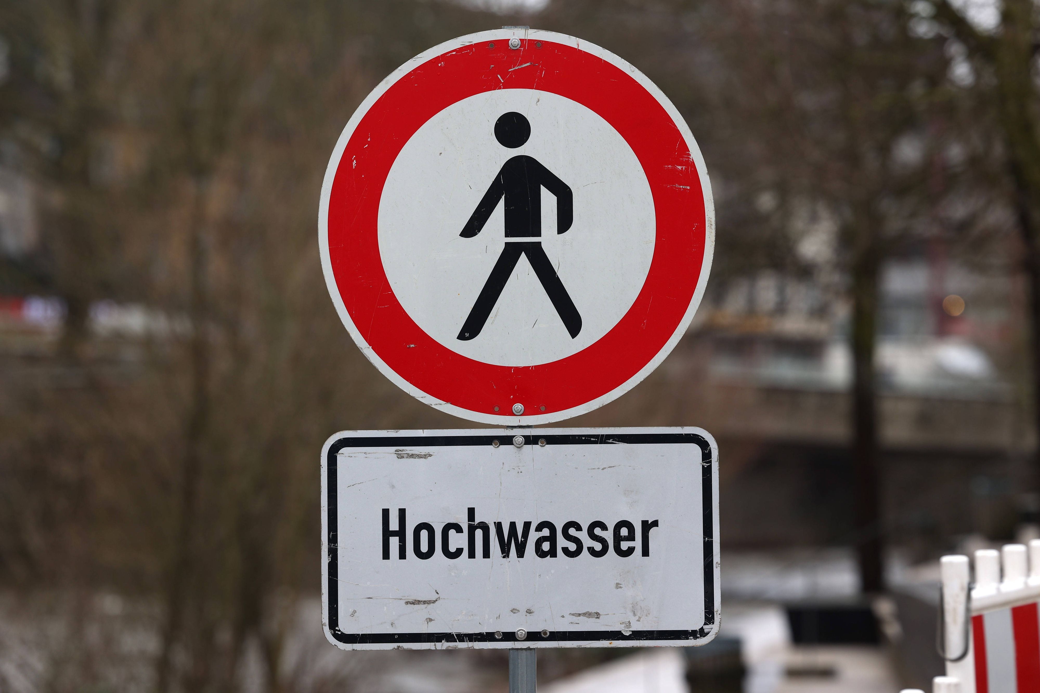 Hochwasser-Schild.