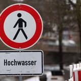 Hochwasser-Schild.