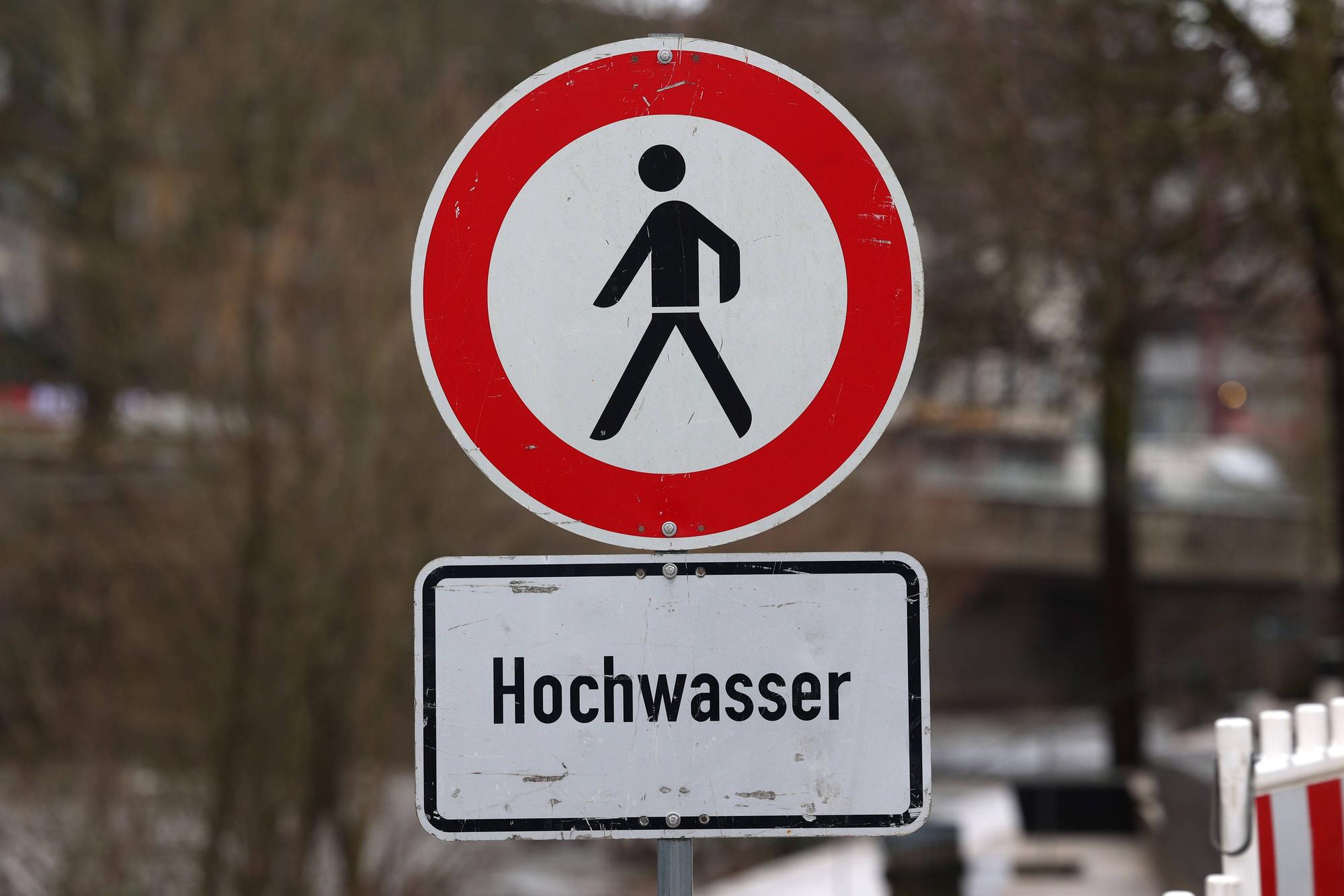 Hochwasser-Schild.