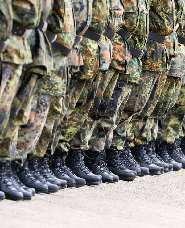 Soldaten stehen in der Hauptfeldwebel-Lagenstein-Kaserne beim feierlichen Appell zur Übergabe des Landeskommandos Niedersachsen von Oberst Waldau an Oberst i.G. Wachter.