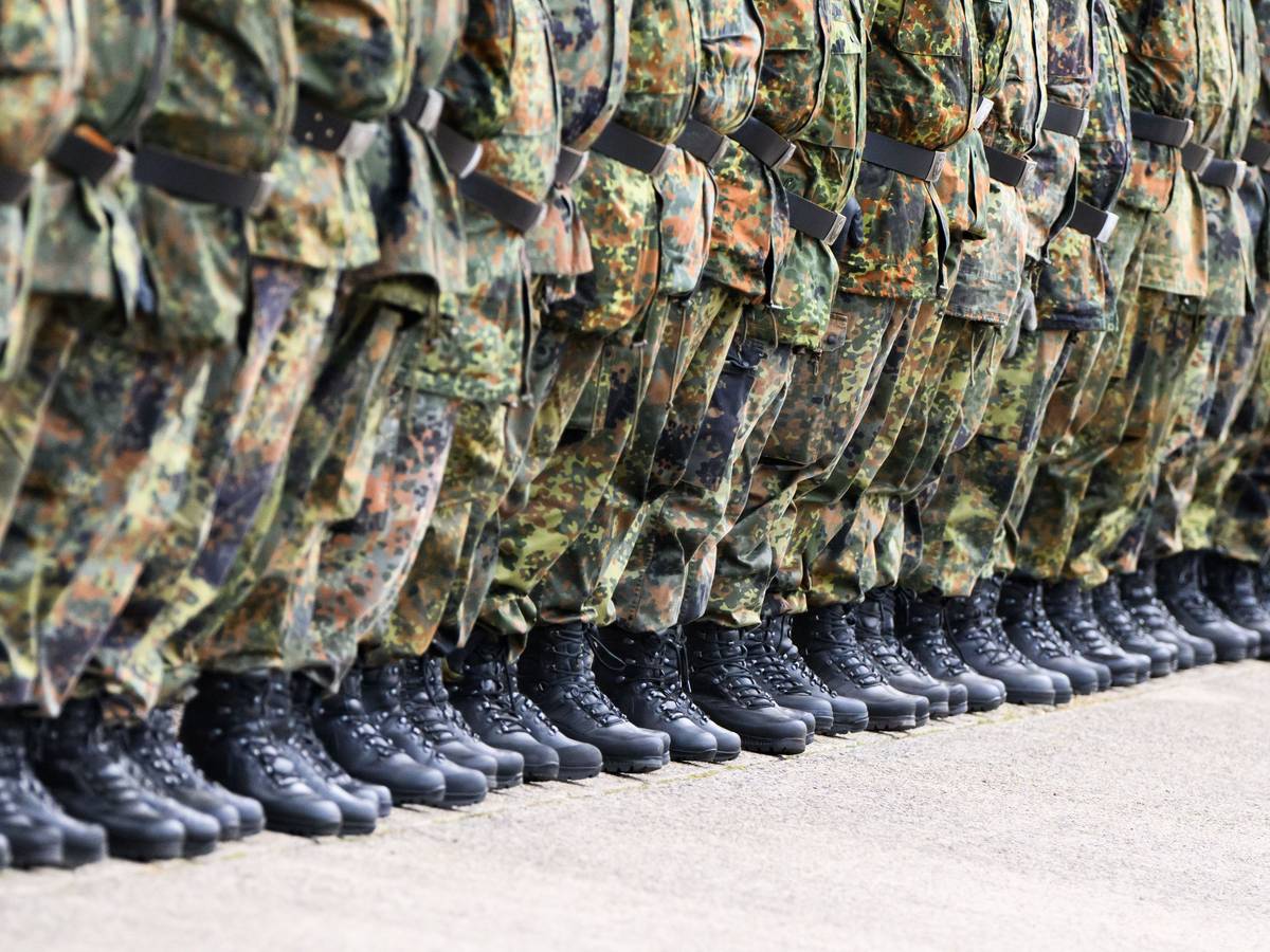 Soldaten stehen in der Hauptfeldwebel-Lagenstein-Kaserne beim feierlichen Appell zur Übergabe des Landeskommandos Niedersachsen von Oberst Waldau an Oberst i.G. Wachter.