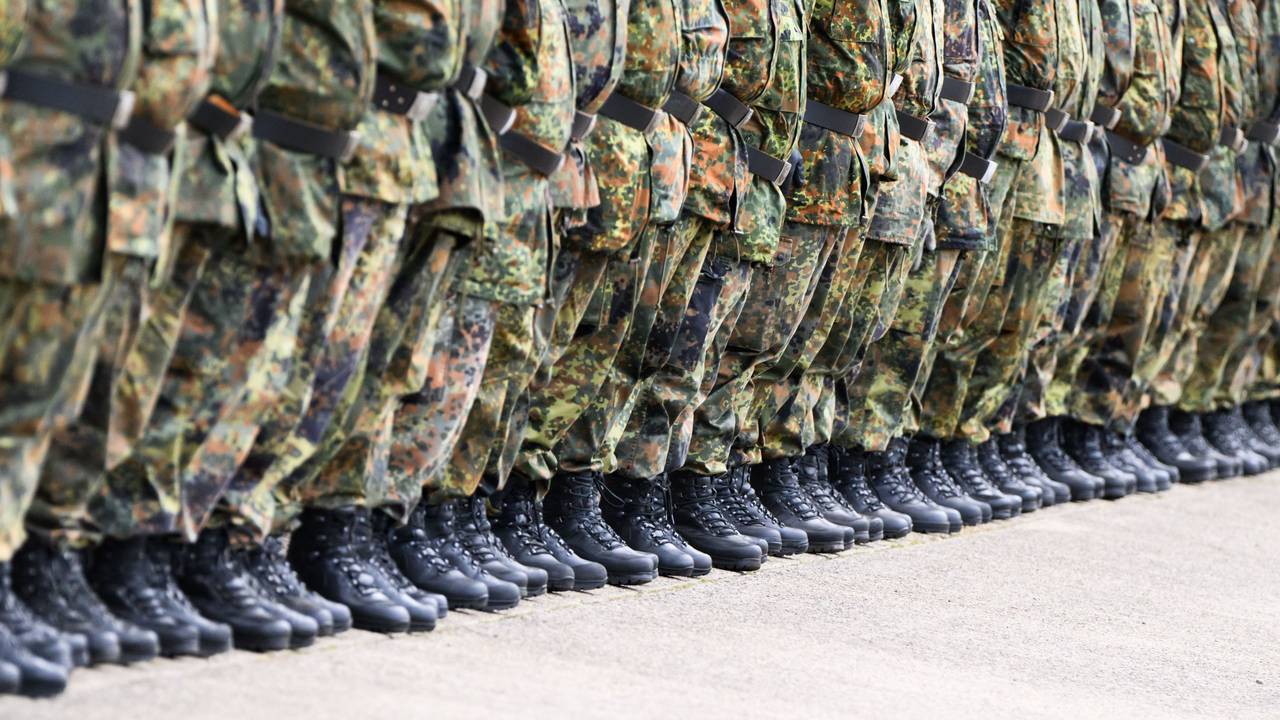 Soldaten stehen in der Hauptfeldwebel-Lagenstein-Kaserne beim feierlichen Appell zur Übergabe des Landeskommandos Niedersachsen von Oberst Waldau an Oberst i.G. Wachter.