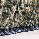 Soldaten stehen in der Hauptfeldwebel-Lagenstein-Kaserne beim feierlichen Appell zur Übergabe des Landeskommandos Niedersachsen von Oberst Waldau an Oberst i.G. Wachter.