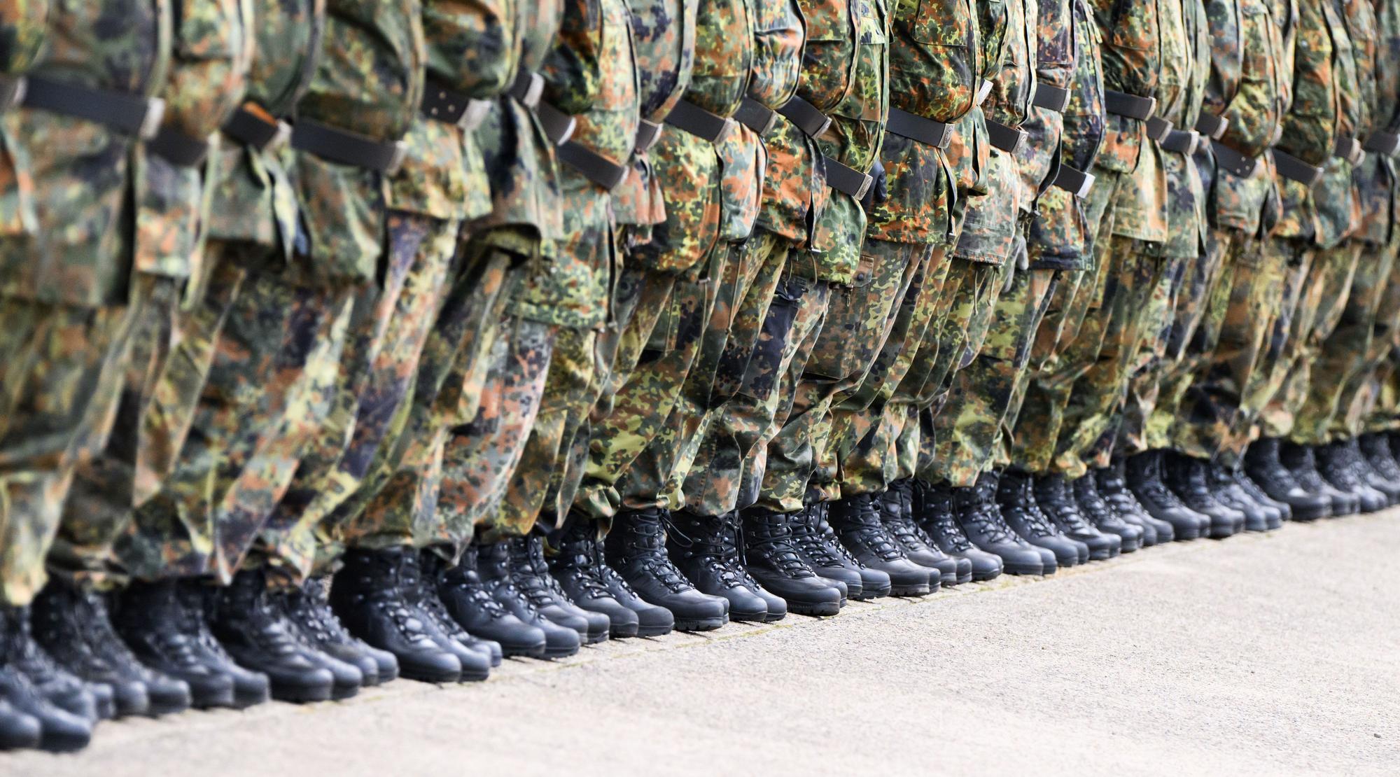 Soldaten stehen in der Hauptfeldwebel-Lagenstein-Kaserne beim feierlichen Appell zur Übergabe des Landeskommandos Niedersachsen von Oberst Waldau an Oberst i.G. Wachter.
