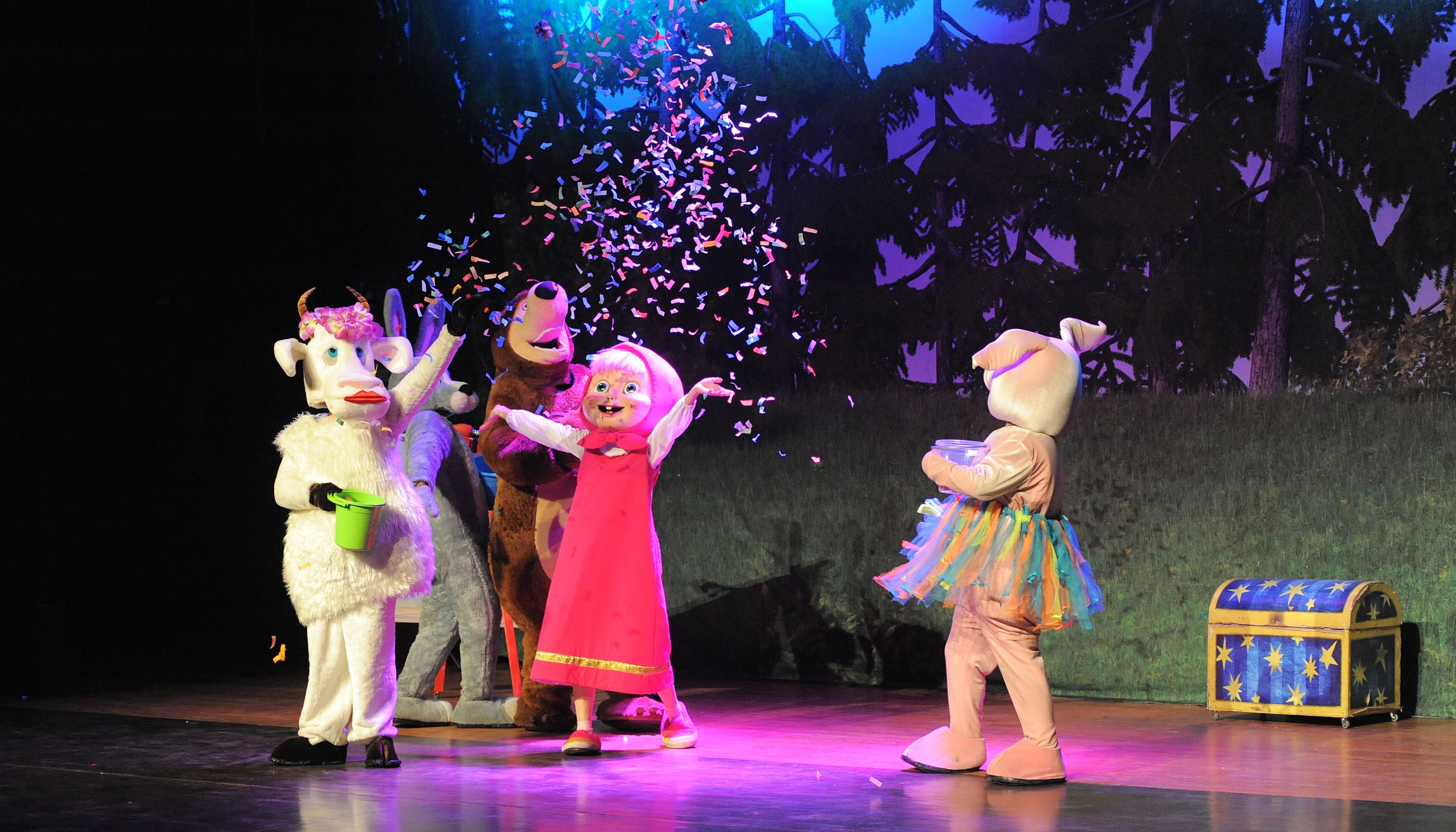 Schauspieler präsentieren 2016 im Stadttheater Emmerich die interaktive Bühnenshow „Mascha und der Bär“.