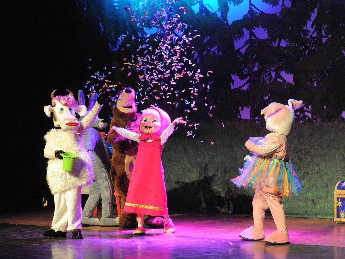 Schauspieler präsentieren 2016 im Stadttheater Emmerich die interaktive Bühnenshow „Mascha und der Bär“.