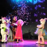 Schauspieler präsentieren 2016 im Stadttheater Emmerich die interaktive Bühnenshow „Mascha und der Bär“.