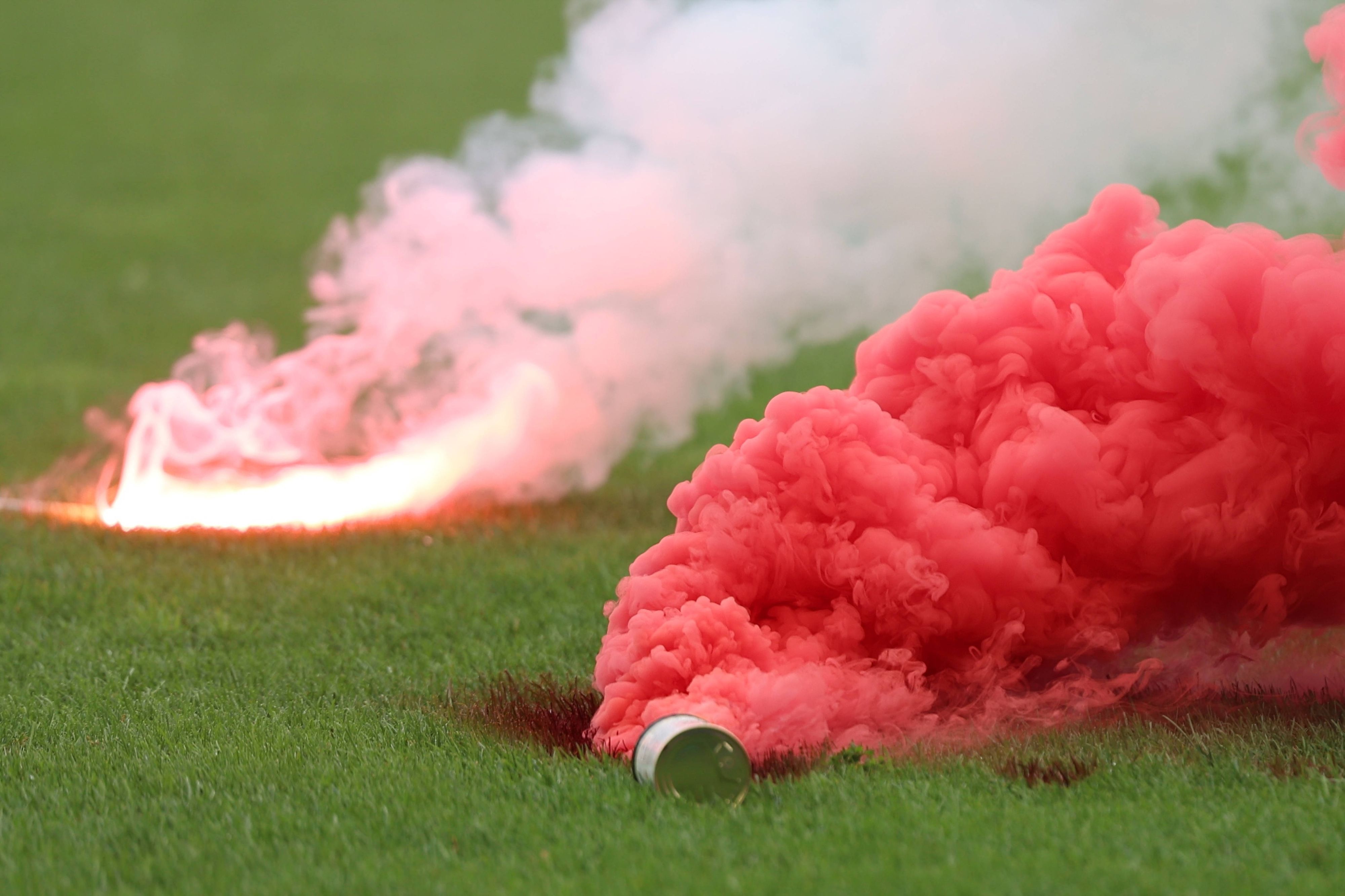 Pyrotechnik brennt auf dem Rasen ab.
